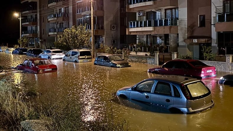SON DAKİKA… İzmir Bergama’da Sel Felaketi! Metrekareye 137 Kilogram Yağış Düştü: Cadde ve Sokaklar Göl Haline Geldi!