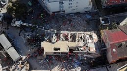 SON DAKİKA… O binanın çökmeden 24 saat önceki görüntüsü ortaya çıktı: Kaldırımda çökme, kolonlarda çatlak!