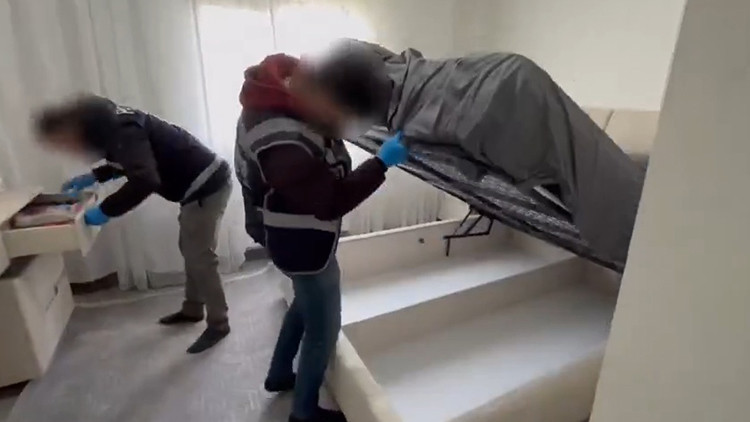 Sosyal Medya Üzerinden Ağlarına Düşürerek 521 Milyon Liralık Vurgun: 22 Şüpheli Tutuklandı