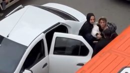 Sultanbeyli'de Şoke Eden Olay: Takip Ettiği Araçta Kadınları Darbetti!