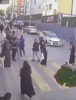 Sultangazi'de Taciz İddiası Mahalleyi Karıştırdı! Şüpheli Tekme Tokat Darbedildi