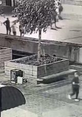 Taksim'de Bankta Uyuyan Adamın Telefonunu &Ccedil;aldı; Ka&ccedil;arken Su&ccedil;&uuml;st&uuml; Yakalandı