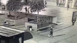 Taksim'de Bankta Uyuyan Adamın Telefonunu Çaldı; Kaçarken Suçüstü Yakalandı