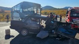 Tarım İşçilerini Taşıyan Minibüs ve Otomobil Çarpıştı; 3 Kişi Hayatını Kaybetti, 12 Yaralı