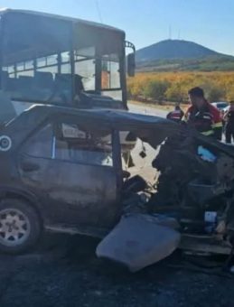 Tarım İşçilerini Taşıyan Minibüs ve Otomobil Çarpıştı; 3 Kişi Hayatını Kaybetti, 12 Yaralı