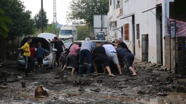 Toprakkale-İskenderun Otoyolu'nda Ara&ccedil;lar Mahsur Kaldı