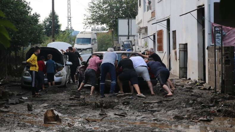 Toprakkale-İskenderun Otoyolu'nda Araçlar Mahsur Kaldı