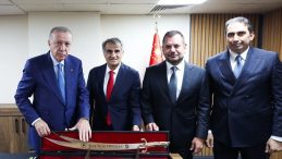 Trabzonspor'dan Cumhurbaşkanı Erdoğan'a Sürmene Kılıcı Hediyesi