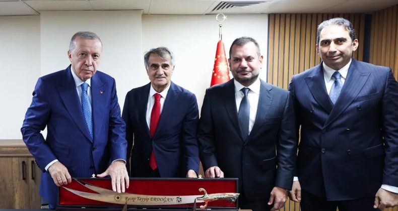 Trabzonspor'dan Cumhurbaşkanı Erdoğan'a Sürmene Kılıcı Hediyesi