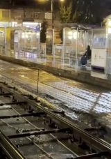 Tramvay Yoluna Giren Ara&ccedil; Raylarda Sıkıştı