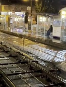 Tramvay Yoluna Giren Araç Raylarda Sıkıştı