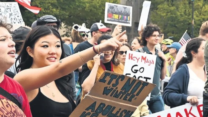 Trump Karşıtları "Krallara Hayır" Etkinliğinde Bir Araya Geldi