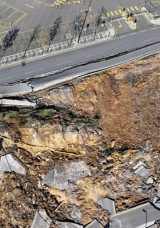 &Uuml;mraniye'de Yol &Ccedil;&ouml;kt&uuml;, Cadde Trafiğe Kapandı