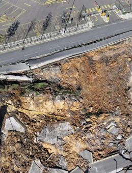 Ümraniye'de Yol Çöktü, Cadde Trafiğe Kapandı