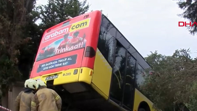 &Uuml;sk&uuml;dar'da İETT Otob&uuml;s&uuml; Frenleriyle Sorun Yaşadı: Otob&uuml;s U&ccedil;urumda Asılı Kaldı