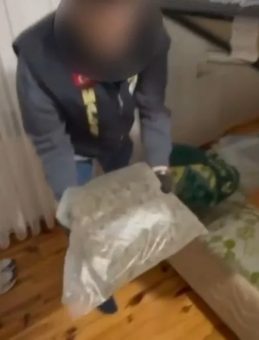 Uyuşturucular Yatak Bazasında Ele Geçirildi