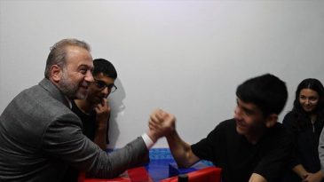 Valinin Ortaokul &Ouml;ğrencisi ile Eğlenceli Diyaloğu: 'Karizmayı &Ccedil;izdirmeyelim'