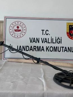 Van'da Define Operasyonu: 3 Şüpheli Suçüstü İle Yakalandı!