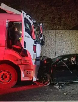 Van'da Korkunç Kaza! Yakıt Tankeri ile Otomobil Çarpıştı: 2 Ölü, 4 Yaralı