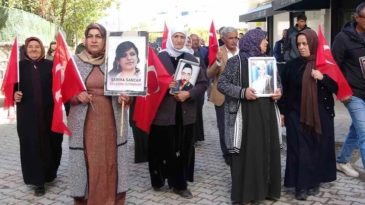 Van&rsquo;daki Aileler "Ter&ouml;rs&uuml;z T&uuml;rkiye" İ&ccedil;in Dualarla Y&uuml;r&uuml;d&uuml;