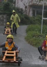 Yağmur ve &ccedil;amur altında b&uuml;y&uuml;k m&uuml;cadele! 15. "Laz Ralli Tahta Araba Yarışları" k&ouml;yl&uuml;leri coşturdu…