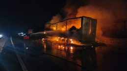 Yalova'da Konserve Yüklü TIR alev alev yandı