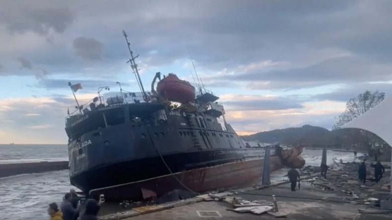 Yemen Açıklarında Tanker Faciası: Kamerun Bandıralı Gemide Patlama!