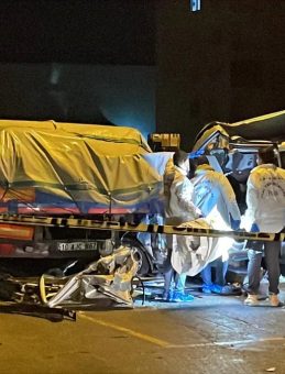 Yer İstanbul! Polisin 'dur' uymayıp park halindeki TIR'a çarptı: 1 ölü!