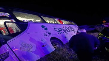 Zehirlenip Fenalaşan Şof&ouml;r&uuml;n Kullandığı Otob&uuml;s Devrildi: 6 Yaralı!