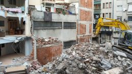 Zeytinburnu'nda Yıkım Sonrası Apartmanda Hasar Meydana Geldi