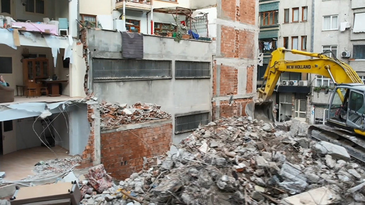 Zeytinburnu'nda Yıkım Sonrası Apartmanda Hasar Meydana Geldi