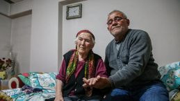 114 Yaşındaki Fatime Nineye 17 Yıldır Oğlu Bakıyor: "Oğlumu D&uuml;nyaya Kimseye Değişmem!"