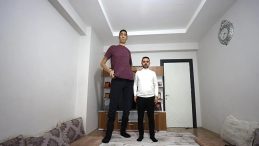 16 Yıldır Kırılamayan Rekor! "Dünyanın En Uzun Adamı" Sultan Kösen’in Hayatı Belgesel Oluyor!