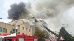 3 Katlı Tekstil Fabrikasında Yangın! Dumanlar G&ouml;ky&uuml;z&uuml;n&uuml; Kapladı