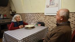 55 Yıldır Tersine Yaşayan Adam: Okuma Yazma Sağdan Sola, Konuşma Sondan Başa