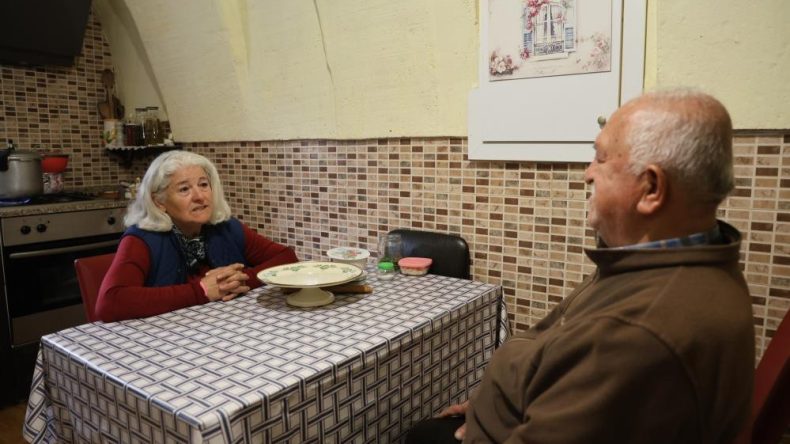 55 Yıldır Tersine Yaşayan Adam: Okuma Yazma Sağdan Sola, Konuşma Sondan Başa