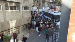 61 Yaşındaki Kadının Trajik Kazası: Eşinin Kullandığı Servis Minib&uuml;s&uuml;n&uuml;n Altında Kaldı!