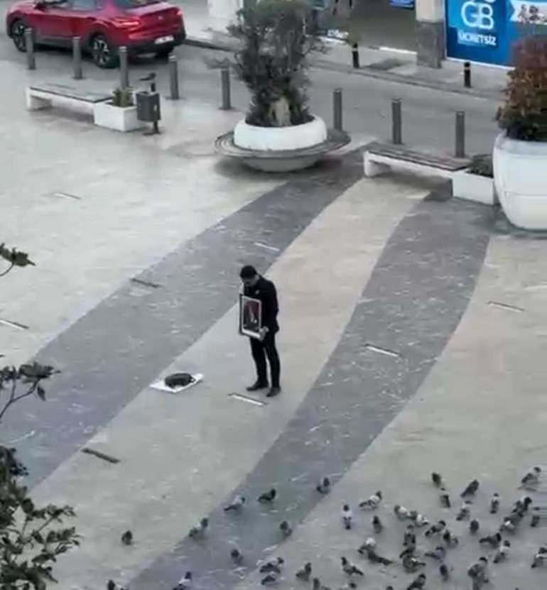 Atatürk tablosu ile saygı duruşu