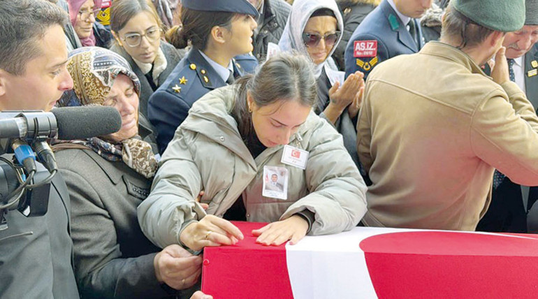 Esra Mercan Eşine Veda Ederken