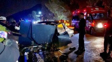 Adana'da İki Otomobil Kafa Kafaya &Ccedil;arpıştı: 7 Yaralı