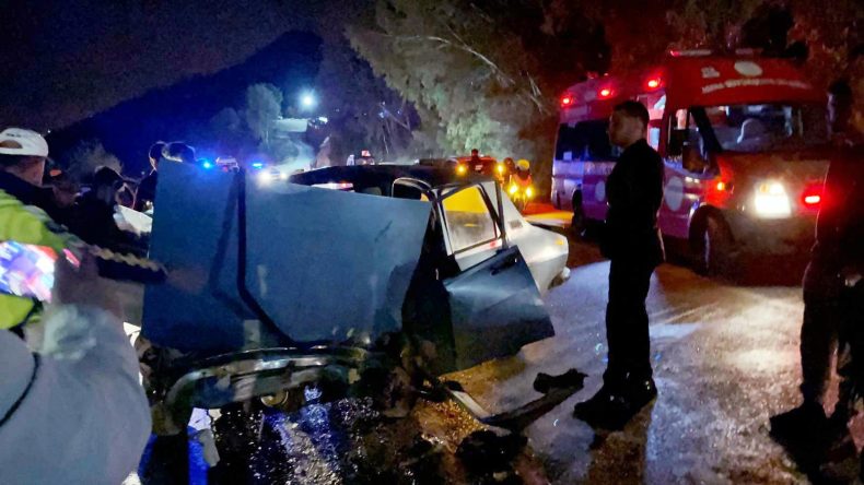Adana'da İki Otomobil Kafa Kafaya &Ccedil;arpıştı: 7 Yaralı