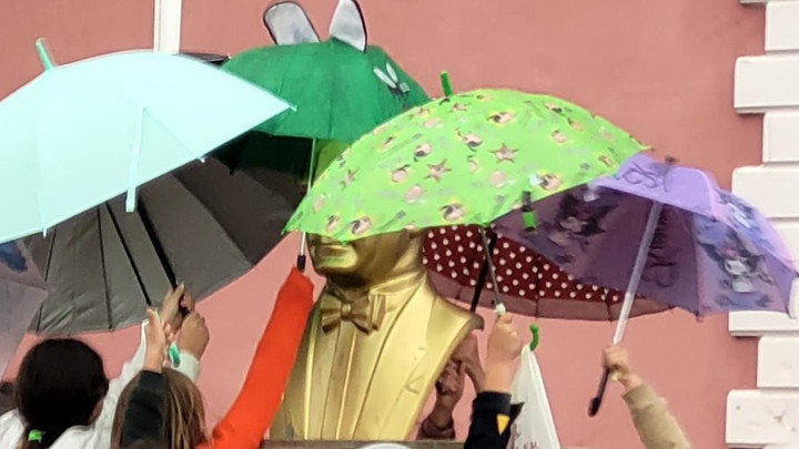 Adana'da İlkokul &Ouml;ğrencileri Yağmur Altında Atat&uuml;rk B&uuml;st&uuml;n&uuml; Şemsiyeyle Korumaya Aldı