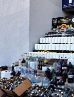 Adana'da Kaçak İçki Operasyonu: Yüzlerce Litre Ele Geçirildi! 16 Gözaltı