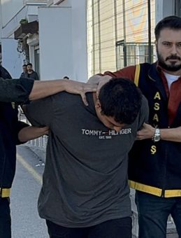 Adana'da Komşular Arasındaki Husumet Sonucu Baba Hayatını Kaybetti, İki Oğul Yaralandı: Şüpheli ve Babası Gözaltına Alındı!