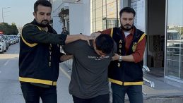 Adana'da Komşular Arasındaki Husumet Sonucu Baba Hayatını Kaybetti, İki Oğul Yaralandı: Ş&uuml;pheli ve Babası G&ouml;zaltına Alındı!