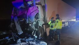 Adana'da Tır ve Tur Otob&uuml;s&uuml; &Ccedil;arpıştı: 1 Ağır, 15 Yaralı