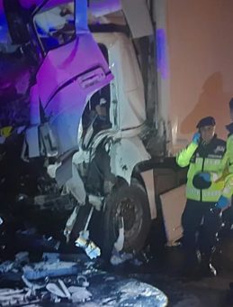 Adana'da Tır ve Tur Otobüsü Çarpıştı: 1 Ağır, 15 Yaralı