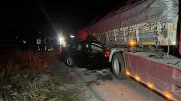 Afyonkarahisar'da feci kaza! Otomobil tırla &ccedil;arpıştı: 2 &ouml;l&uuml;, 2 yaralı