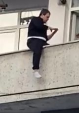 Ailesiyle Tartışan Gen&ccedil; Balkondan Atlama Teşebb&uuml;s&uuml;: Y&uuml;rekleri Ağızlara Getirdi!