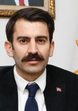 AK Partili Kişili&rsquo;den Başkan Tugay&rsquo;a Tepki: Hizmet Belediyeciliği Yap